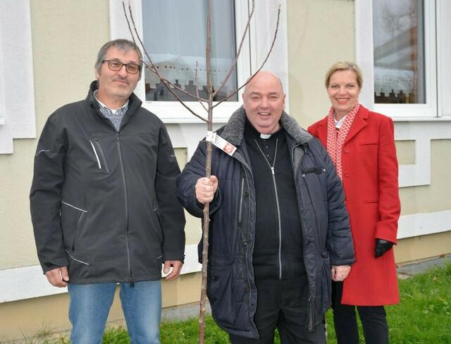 Kurator Horst Eichmann, Stadtpfarrer Kan. Franz Brei und Obfrau der Predigtstation Sigrid Joham. | Foto: Privat