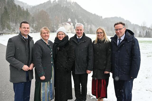 Bildungsdirektor Karl Fritthum, Direktorin Maria Ottenschläger, Bildungs-Landesrätin Christiane Teschl-Hofmeister, Landtagsabgeordneter Anton Kasser, Bürgermeisterin Manuela Zebenholzer und Abteilungsleiter Helmuth Sturm vor dem winterlichen Schloss Hohenlehen | Foto: Jürgen Mück