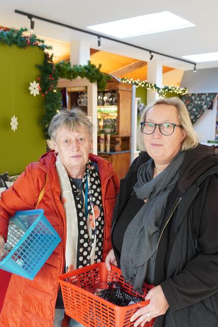 Irene- und Erna Zenz erledigten ihre Weihnachtseinkäufe.