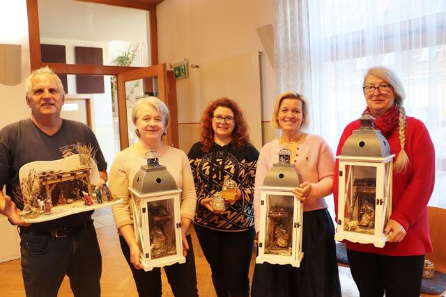 Krippenbaumeister Gerhard Eisel, Alexandra Hauk und Susanne Almberger von den Krippenfreunden Kaiserwald sowie die Gemeinderätinnen Sandra Goldberg und Sabine Jakubzig mit selbstgebauten Krippen der Teilnehmer.  | Foto: Edith Ertl