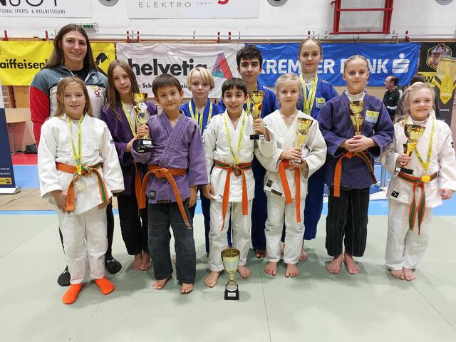 Medaillengewinner der Gesamtwertung mit Zweifach-Olympiamedaillengewinnerin Michi Polleres | Foto: Judoclub Wimpassing Sparkasse