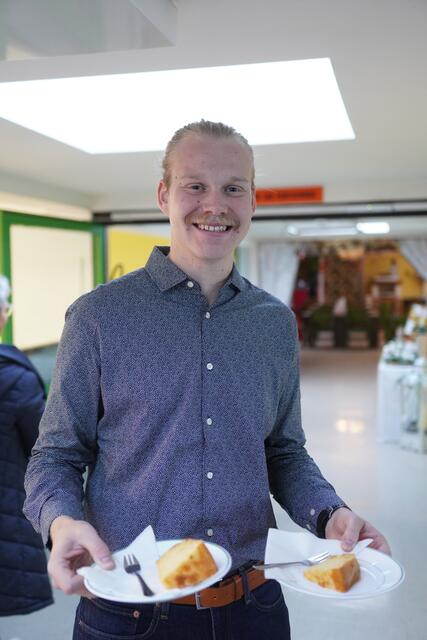 Tobias Prix servierte frisch gebackenen Kuchen.