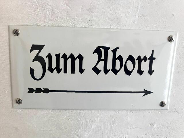 Eine Hinweistafel aus der kaiserlichen Zeit!
