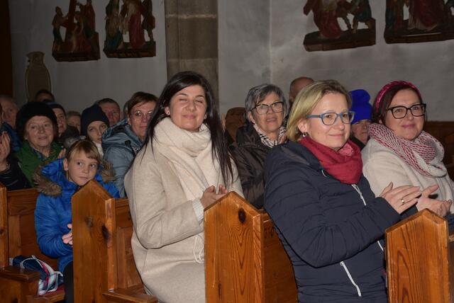 Gospels und Gesänge zum Abend hieß es am Samstag, 23. November 2024, in der voll besetzen Pfarrkirche Pabneukirchen. Die SchonSoNetten, das Frauenensemble der Liedertafel Pabneukirchen, luden zu ihrem Abendkonzert. | Foto: Robert Zinterhof