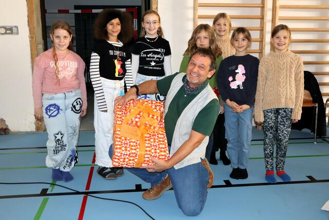 Süßes für die Kinder von Direktor Christian Kümmel