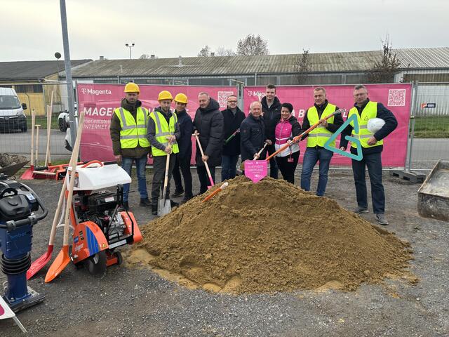 In der Europastraße fand der Spatenstich für den Breitbandausbau in Feldbach statt. | Foto: MeinBezirk