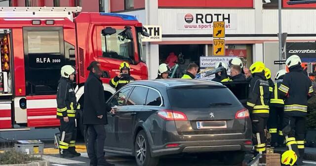 Nach rund 30 Minuten konnte das Kleinkind aus seiner misslichen Lage befreit werden. | Foto: TEAM FOTOKERSCHI / AMATO GABRIEL