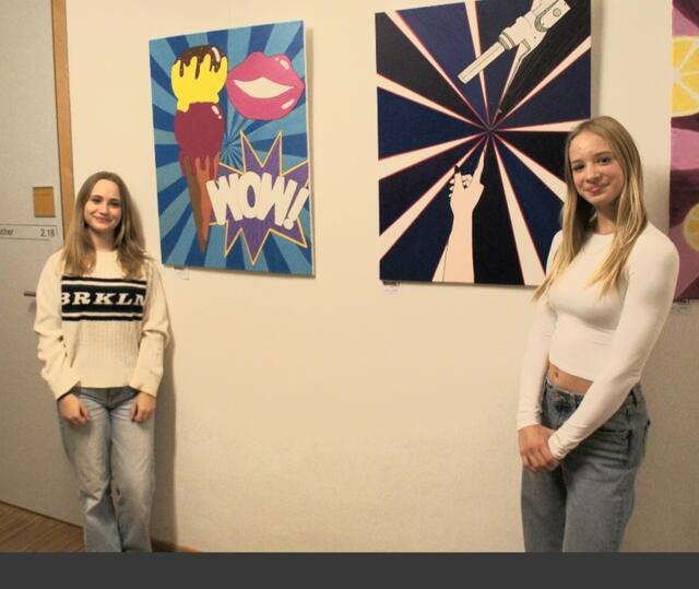 (v.l.n.r.) Sarah Eckl und Lucia Doppler zeigen ihre Kunstwerke bei der BORG ART EXHIBITION.