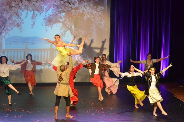 Imposante Produktion: "Der Widerspenstigen Zähmung" im RathausSaal Telfs. | Foto: Sabine Schletterer