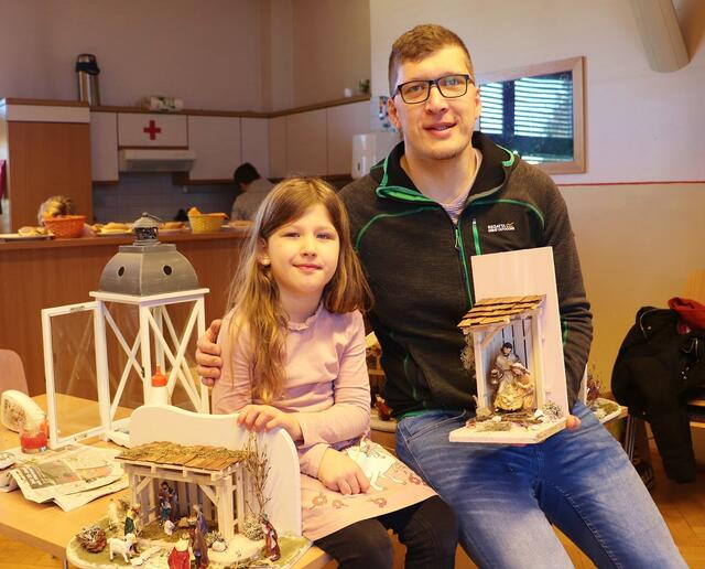 Markus Dietl mit Tochter Elisa und den beiden selbst gemachten Krippen, die auch ein bisschen die Handschrift von der Mama tragen. | Foto: Edith Ertl
