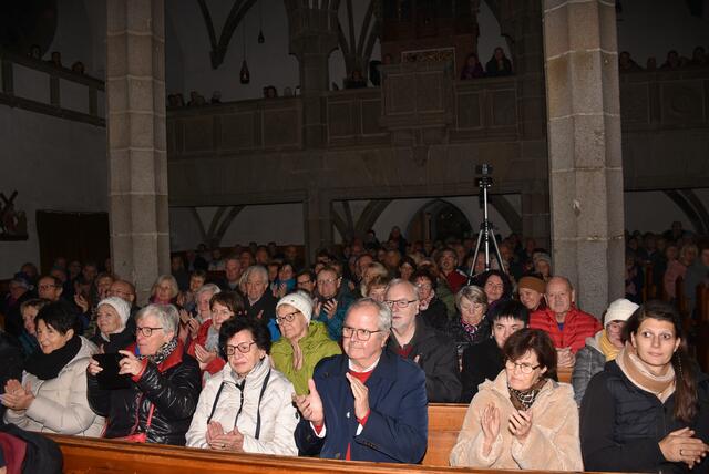 Gospels und Gesänge zum Abend hieß es am Samstag, 23. November 2024, in der voll besetzen Pfarrkirche Pabneukirchen. Die SchonSoNetten, das Frauenensemble der Liedertafel Pabneukirchen, luden zu ihrem Abendkonzert. | Foto: Robert Zinterhof