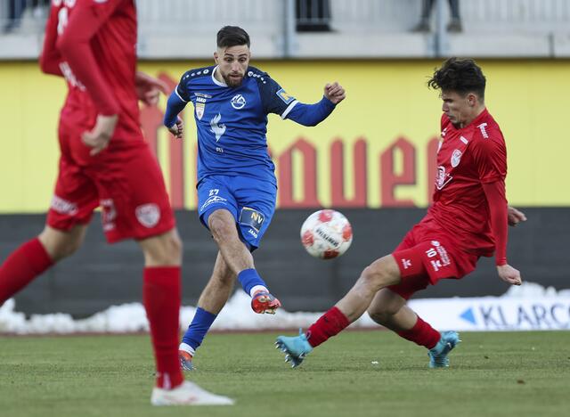 Dalibor Velimirovic (SV Horn), Bieron Krasniqi (KSV) versucht den Horn-Spieler zu stoppen. | Foto: GEPA pictures