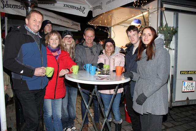 Ein Gläschen Punsch in gemütlichem Kreise gehört natürlich zum Adventmarkt. | Foto: Walter Kellner