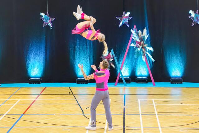 Mit coolen Akrobatik-Elementen sicherten sich Katrin Kreimer-Ferstl &amp; Leon Petek (NRG) den Vizestaatsmeister-Titel | Foto: Iris Bloder