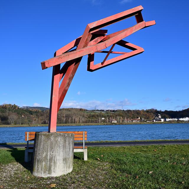 Der freischaffende Künstler Robert Kabas möchte mit dieser Skulptur ein Zeichen setzen im Sinne einer Wegmarkierung. | Foto: Hans-Peter Kriener