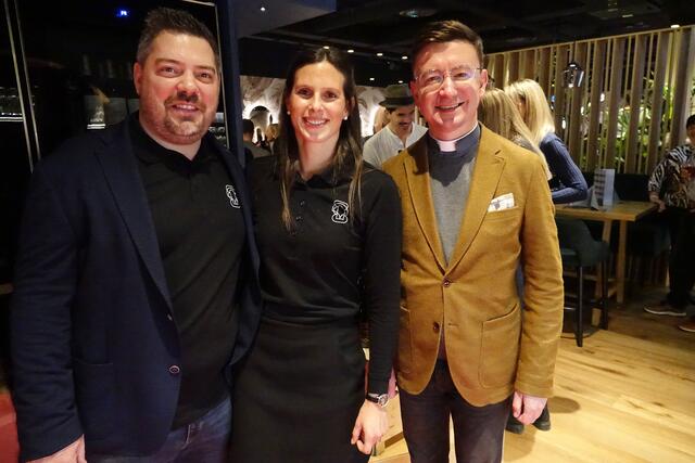 Manuel Wutscher, Carmen Rosenfelder Stadtpfarrer Christoph Kranitzki.