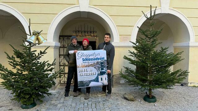 v.l.n.r. Günter Brentrup, Patrick Legat, Bürgermeister der Stadtgemeinde Gloggnitz Mag. René Blum im Schlossinnenhof | Foto: Stadtgemeinde Gloggnitz