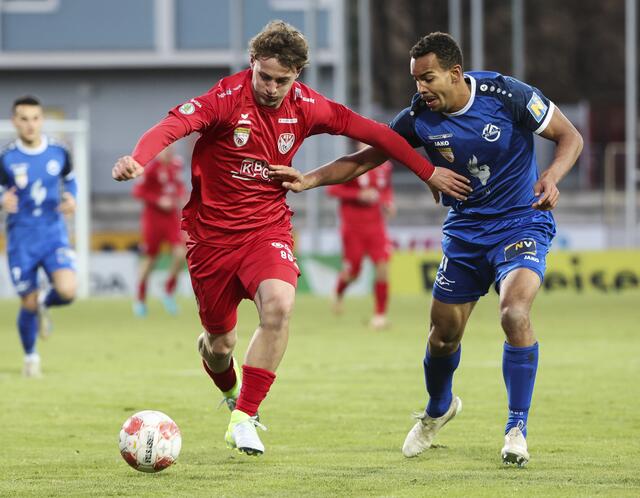 Der eingewechselte Maximilian Kerschner (KSV)kann von Emilian Metu (Horn) nicht gestoppt werden. | Foto: GEPA pictures
