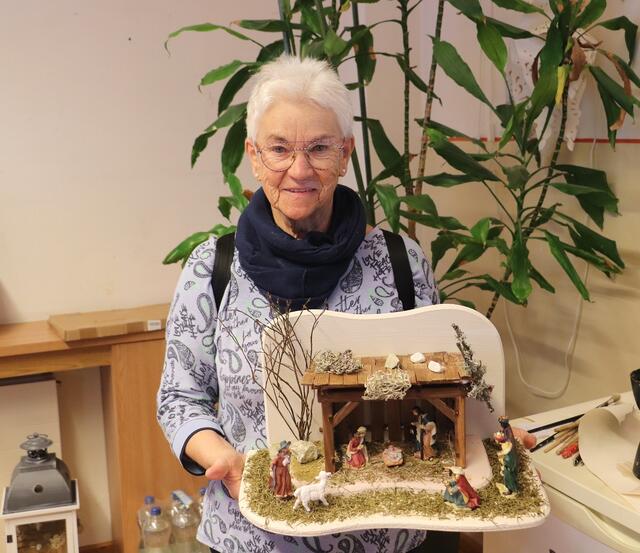 Eine Grödner-Krippe als Familienerbstück hat bei Brunhilde Haupt im Advent ihren großen Auftritt. Beim Krippenworkshop baute die Kalsdorferin erstmals selbst eine Krippe. Diese spendet sie für den guten Zweck. Mit dem Geld unterstützt der Sozialausschuss Menschen in einer Notlage. | Foto: Edith Ertl