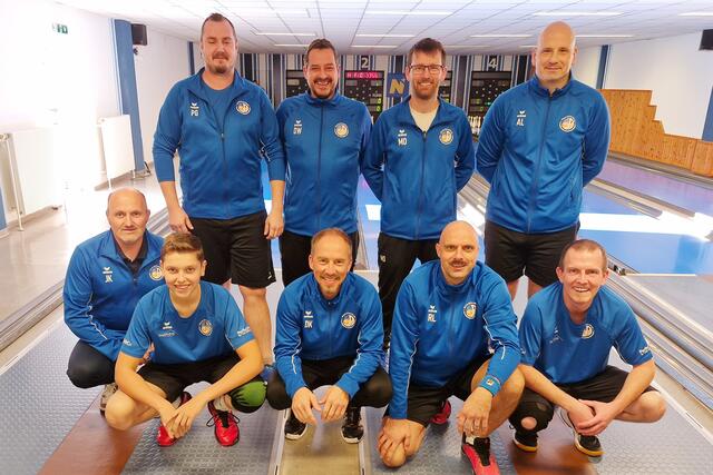 KSK Klagenfurt-Magdalensberg auf der Stadtkegelbahn in Wr. Neustadt
Stehend von links: Patrick Geier, Daniel Waldhauser, Martin Oberrauner und Andrej Lahovec;
Hockend von links: Josef Köstinger, Rafael Waldhauser, Dominik Konec, Roman Leitner und Günter Snieder jun.
