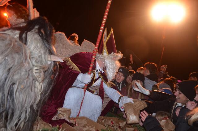 ...und verteilte zusammen mit Perchten Sackerl an die Kinder