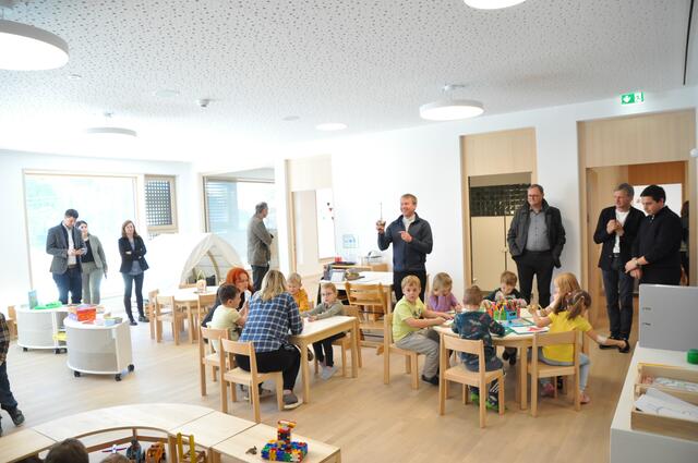 Pfarrer Maximilian segnet die neuen Räumlichkeiten.