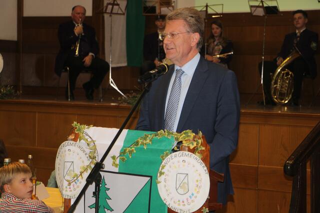Bezirkshauptmann Heinz Schwarzbeck aus Weiz gelobte die jungen Gemeinderäte an. | Foto: MeinBezirk/Hofmüller