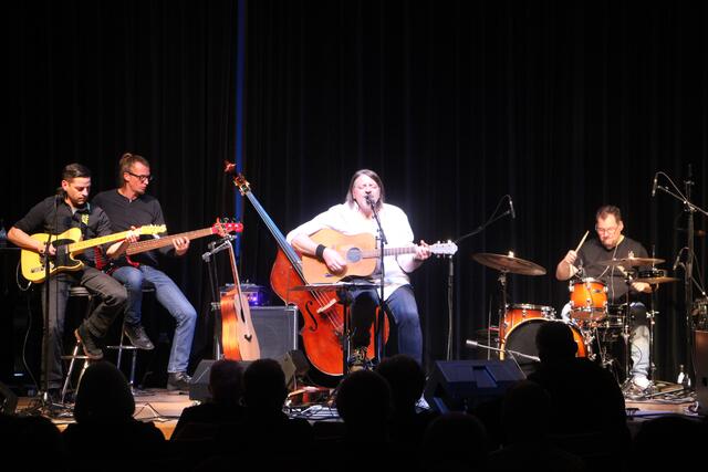 Chris Watzik und Band spielten ein Konzert im Kultursaal Passail. | Foto: MeinBezirk/Hofmüller