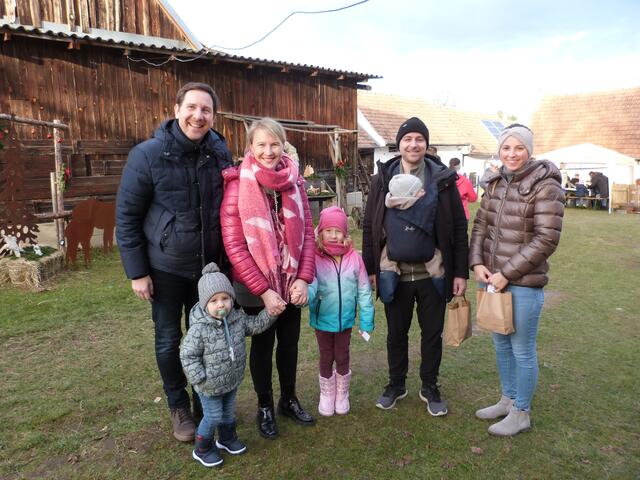 Zusammen genossen die Familie einen entspannten Nachmittag bei den Sonnenland-Alpakas. 