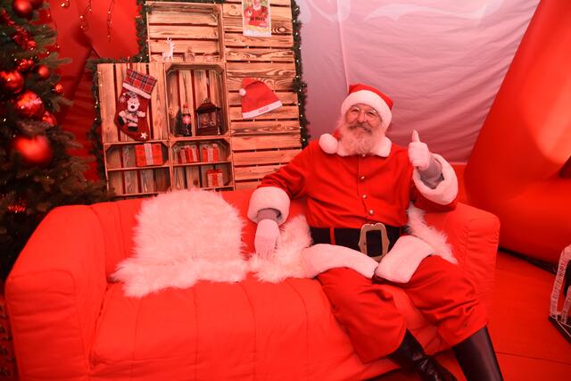 Ein Foto für die Ewigkeit: Zahlreiche Familien und Kinder wollten unbedingt ein Bild mit dem Coca-Cola-Weihnachtsmann. | Foto: Kendlbacher/Coca-Cola