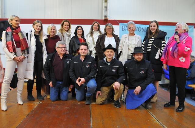 Jungwinzer Großau mit Großauer Models der Modenschau | Foto: Helga Nitsche