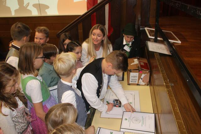 Jeder der Kindergemeinderäte musste sein Gelöbnis unterzeichnen. | Foto: MeinBezirk/Hofmüller