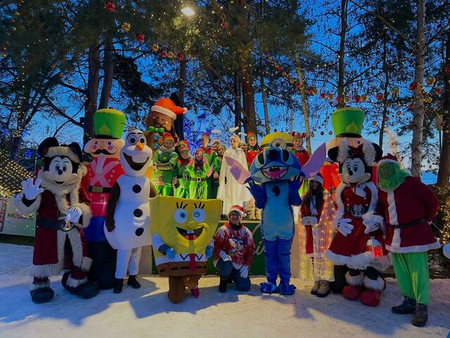 Eine bunte Gästeschar tummelte sich bei Sabine Gollnhuber zur Eröffnung des Weihnachsthauses Bad Tatzmannsdorf. | Foto: Sabine Gollnhuber