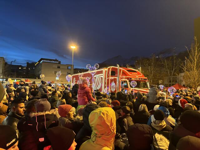 Ein stimmungsvoller Moment: Der Coca-Cola-Weihnachtstruck fährt mit strahlenden Lichtern und dem Weihnachtsmann an Bord in Rum ein. | Foto: Kendlbacher/Coca-Cola