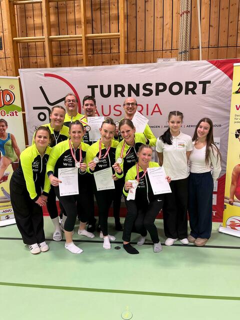 Das gesamte Team inkl. Turnerinnen und Turner, Trainer und Kampfrichter | Foto: SV Flic-Flac