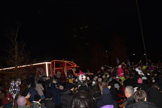 Tausende Besucherinnen und Besucher begrüßen den festlich geschmückten Truck und genießen die besondere Atmosphäre. | Foto: Kendlbacher/Coca-Cola
