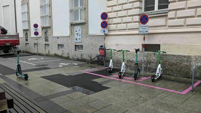 E-Scooter: fast perfekt, vier Scooter stehen am Parkplatz, aber andere steht eindeutig im Weg. | Foto: Spechtenhauser