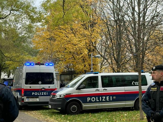 Der Container befindet sich im Bereich der Kundratstraße in unmittelbarer Nähe des Spitals, das Areal ist aktuell großräumig von der Polizei abgesperrt. | Foto: Ronja Reidinger/MeinBezirk