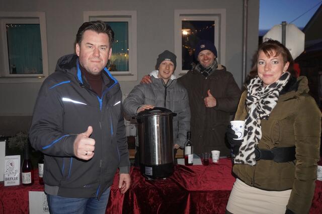 Punsch, Uhudler und Glühwein erwärmten beim Adventmarkt. | Foto: Michael Strini