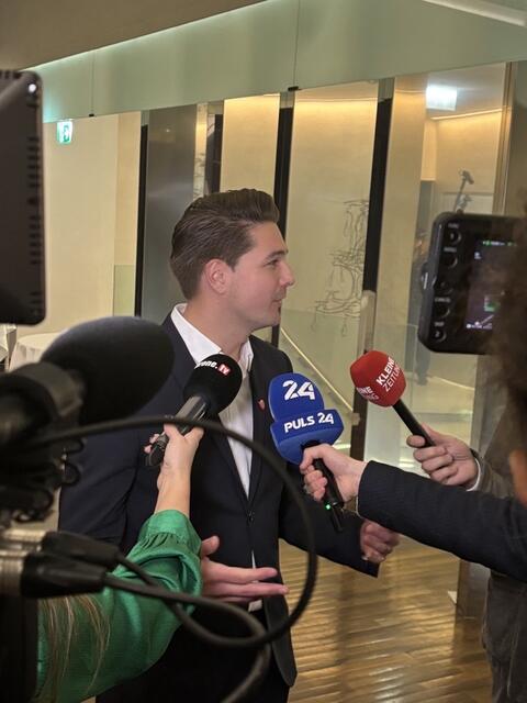 Zufrieden mit dem Ergebnis ist auch Neos-Parteichef Niko Swatek: "Jedes Plus ist ein Erfolg, der Abend ist noch lange, aber heute wird einmal gefeiert." | Foto: MeinBezirk