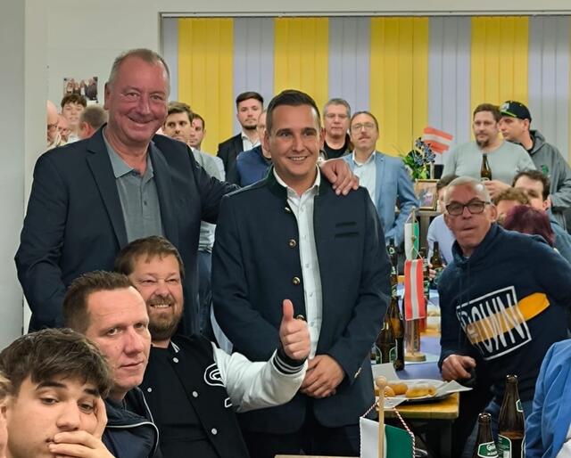 Jubel bei der FPÖ: Wolfgang Zanger mit dem neuen Abgeordneten Thomas Maier. | Foto: Ehgartner