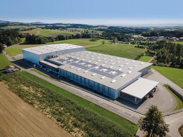 Die drei Biohort- Standorte wurden jetzt für energieeffiziente Baulösungen ausgezeichnet. Im Bild das Werk in Herzogsdorf.  | Foto: Biohort