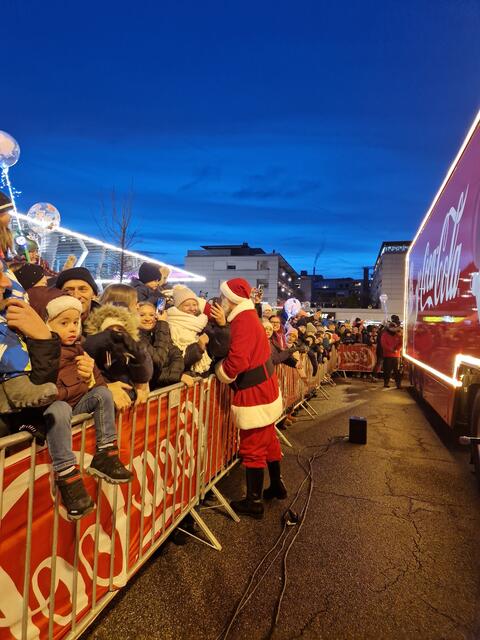  Kinderaugen leuchten beim Anblick des Coca-Cola-Weihnachtsdorfes und seinen Attraktionen. | Foto: Kendlbacher/Coca-Cola