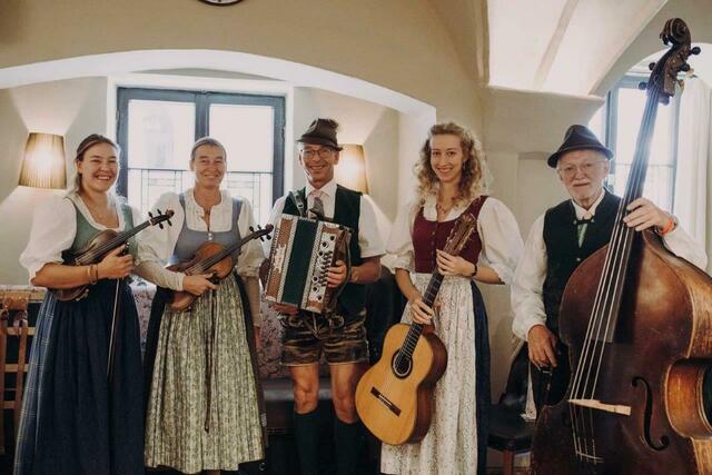 Auch die Salzkammergut Geigenmusi ist beim Salzkammergut Adventsingen in Bad Ischl dabei. | Foto: Salzkammergut Geigenmusi