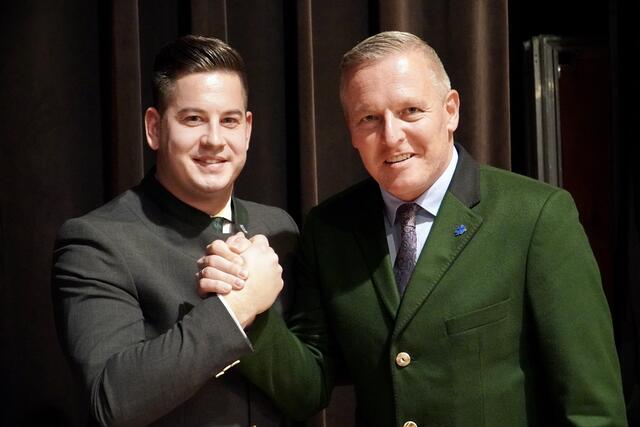 FPÖ-Bezirksparteiobmann Gerhard Hirschmann mit Wahlsieger Mario Kunasek. | Foto: FPÖ