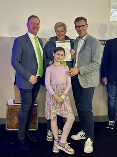 Südburg-Gewinnerin: Siegfried Tanczos, Bettina Pammer, "Glücksengerl" Constanze und Andreas Sagmeister | Foto: Südburg