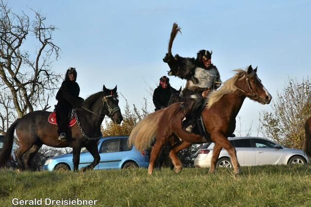 Die Krampusse kamen per Pferde zur Veranstaltung nach Wetzawinkel.  | Foto: Gerald Dreisiebner