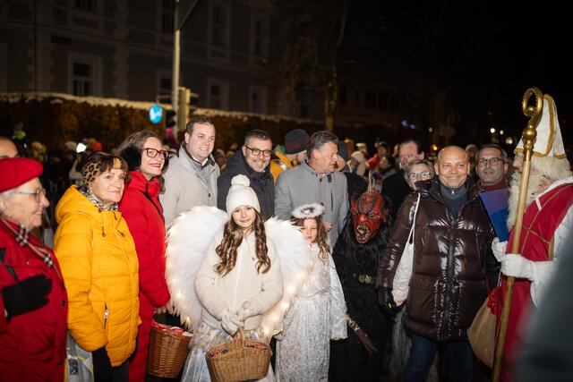 Die Klagenfurter Stadtpolitik will das wilde Treiben und die tausenden Besucher nicht missen. Am Foto: Stadträtin Constance Mochar (2.v.l.), TK-Klubobmann Patrick Jonke, Gemeinderat Manfred Jantscher, Bürgermeister Christian Scheider, Gemeinderat Martin Lemmerhofer, Stadtrat Franz Petritz und der Nikolo | Foto: Der Handler