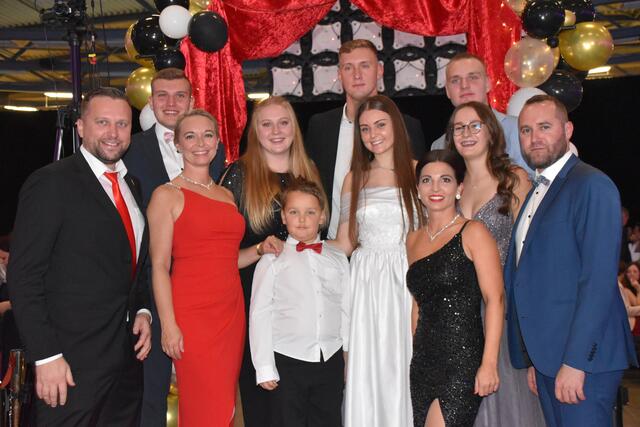 Maturantin Angelina Kaiser beim "Family-Foto" | Foto: Michael Strini