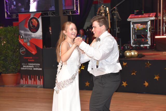 Ehrentanz des Ball-Königspaars Astrid Tauchner und Fabian Schönhofer | Foto: Michael Strini